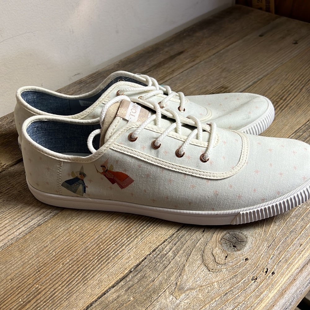 Women’s toms Carmel natural fairy godmother canvas gym shoes. Size 11. NWOT